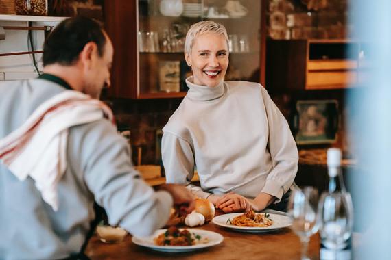 Poftiţi în restaurante! Campanie făcută de jucătorii din HoReCa. Au şi un „Ghid de siguranţă”. Ce agenţii s-au ocupat?