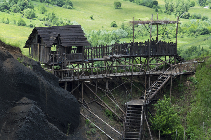 FOTO/VIDEO. „E un fel de Game of Thrones pentru România” - Cum arată locul unde se filmează serialul Django? Lângă Braşov, în craterul unui fost vulcan