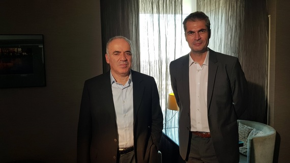 Garry Kasparov, fost şahist, invitat în emisiunea lui Marian Voicu de pe TVR