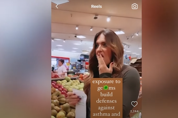 VIDEO. O bloggeriţă antivaccin a lins căruciorul de la supermarket şi a fost interzisă pe Instagram