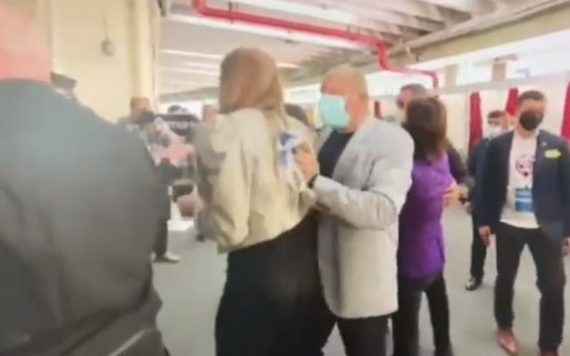 VIDEO. Două jurnaliste - de la Pro TV şi Antena 3 - au fost îmbrâncite la Congresul PNL. Voiau să filmeze la evenimentul partidului