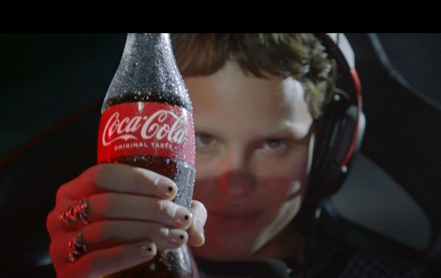 VIDEO. Suntem la o Cola distanţă! Prima platformă de brand după cinci ani. Plus un nou logo! Noul slogan al brandului