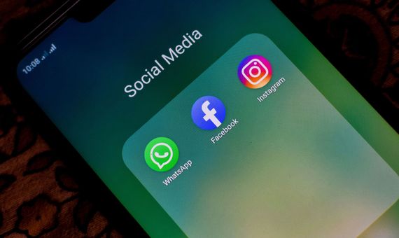 Facebook, Instagram şi WhatsApp au „picat” în seara de luni. Care a fost cauza