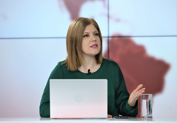 Alina Manolache, moderatoarea unui talk-show de seară. La Profit News. Moise Guran, printre invitaţii primei ediţii