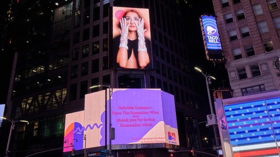 De 1 Decembrie, vinurile româneşti sunt în Times Square! Cu influenceri ca Alice Cavaleru sau "fabuloasele" de pe Insta. Cine a plătit campania?