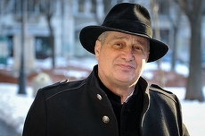 Mircea Dinescu, de la grătar la prompter. Poetul va comenta ultimul jurnal al serii, la Prima TV
