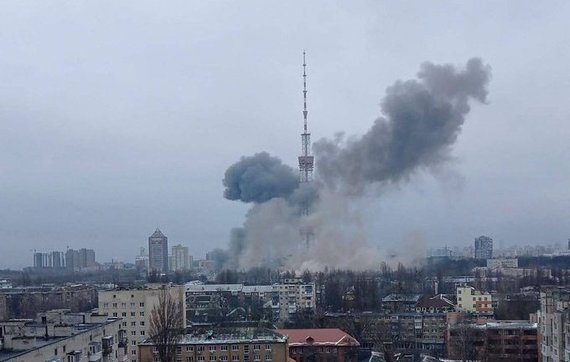 Turnul de televiziune din Kiev a fost lovit. Imagini video pe Internet cu turnul învăluit în fum
