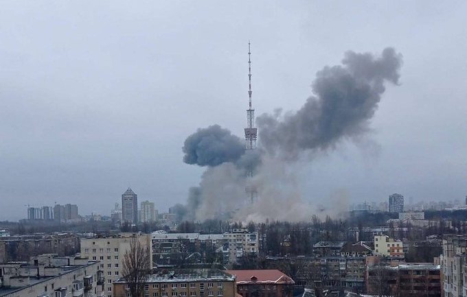 Turnul TV din Kiev atacat de rachete rusesti. Sursa foto: Twitter.com/ The Kyiv Independent (Ukraine NOW/Telegram)