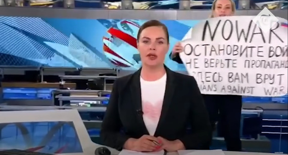 VIDEO. „Nu credeţi propaganda. Sunteţi minţiţi. Nu războiului!” - Protest în direct al unei jurnaliste la o televiziune rusă