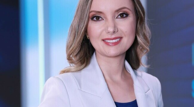 Laura Culita prezinta emisiunea Conectat la Romania. Sursa foto: Pro TV