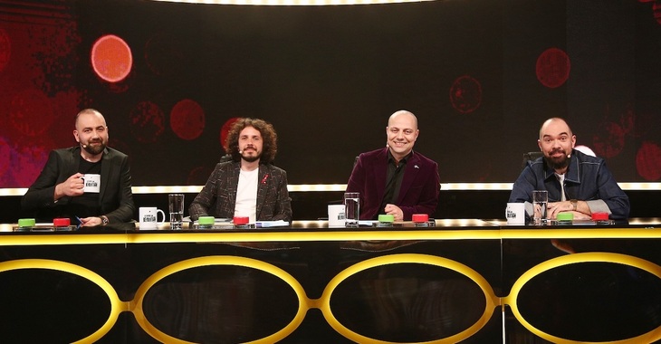 Vio (Viorel Dragu), Costel Bojog, Dan Badea şi Teo (Claudiu Teohari) sunt cei patru juraţi din Stand-Up Revolution. Sursa foto: Antena 1