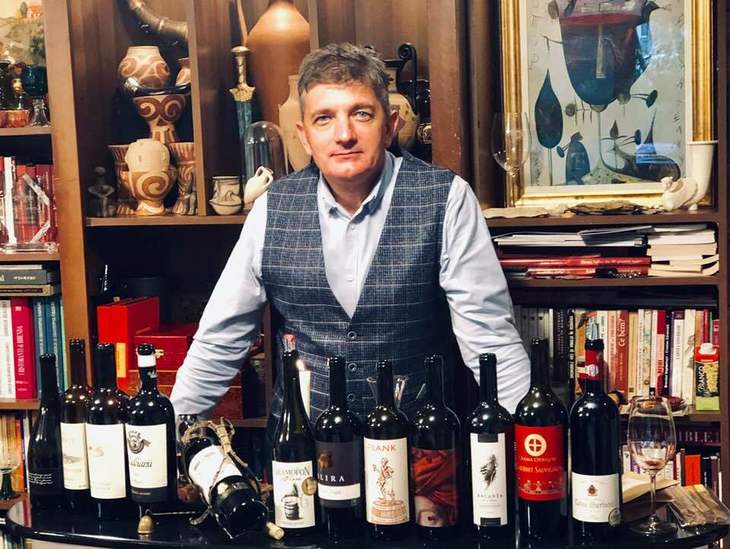 Sergiu Nedelea, somelier şi gazda show-ului Wine Trips România. Sursa foto: Facebook/Sergiu Nedelea