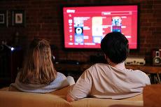 Privitul la TV, relaxarea preferată a românilor. O arată un studiu. Tinerii se mai duc şi spre jocurile video