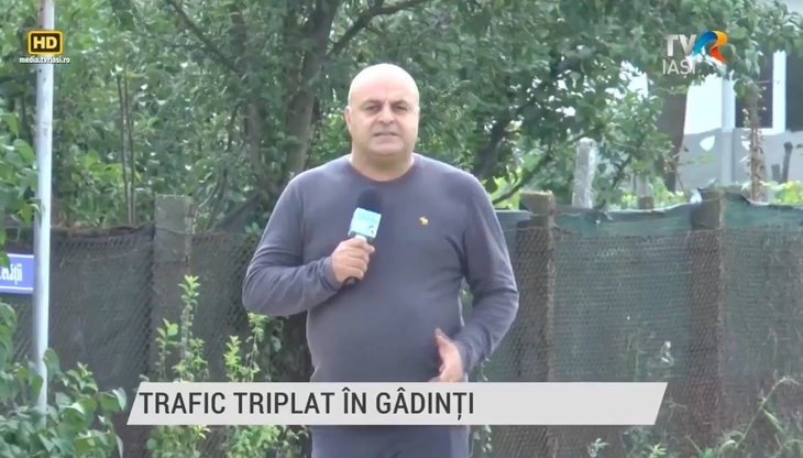 captură cu reporterul TVR Iulian Cazacu care filma un stand-up în timp ce trei maşini s-au ciocnit în faţa lui