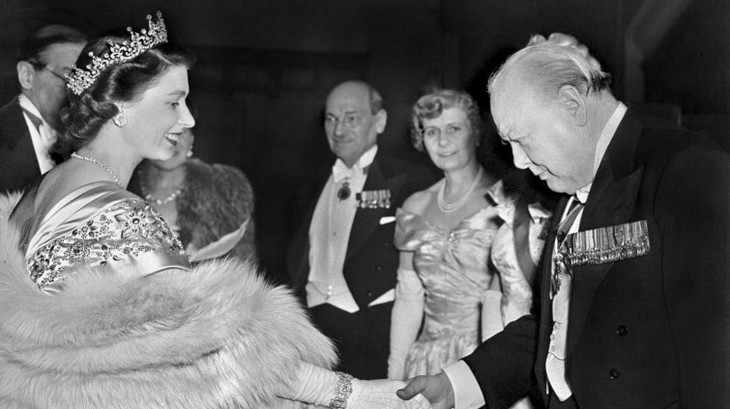 Regina Elisabeta a II-a şi Winston Churchill, fost prim ministru al Marii Britanii