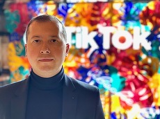 INTERVIU. Un român la TikTok: Alex Victoriu. „Marea majoritate a utilizatorilor TikTok din România sunt 18 plus". Pariuri şi pharma interzise pe TikTok? Ce sfaturi ar da noilor creatori de conţinut?