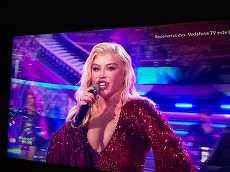GALERIE FOTO. Ce era la miezul nopţii de Revelion pe TV? Bartoş la Pro, Vali Vijelie la România TV, Loredana la Antena 1, Fuego la TVR
