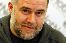 iUmor şi-a luat director de creaţie din publicitate: Bogdan Naumovici.  „Încurajaţi şi susţineţi iUmor, una dintre ultimele insule de creativitate, libertate, entertainment şi umor”