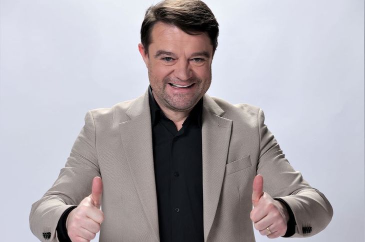 Televiziunea Prima Comedy se lansează oficial, cu Banc Show, Benny Hill şi Arabela. Cum arată grila de programe a postului