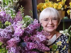 Irina Margareta Nistor, florăreasă pentru o zi pentru emisiunea Vis sau realitate de la TVR 1. „Dacă nu intram la facultate asta voiam să mă fac”