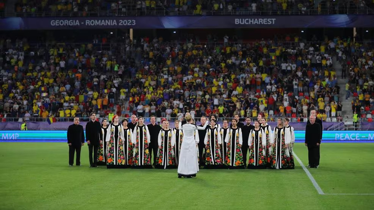DE WEEKEND. "Selecţionata" României, lăudată pe site-ul UEFA. Selecţionata de ...voce, nu de fotbal: corul Madrigal şi corurile de copii de la meciuri