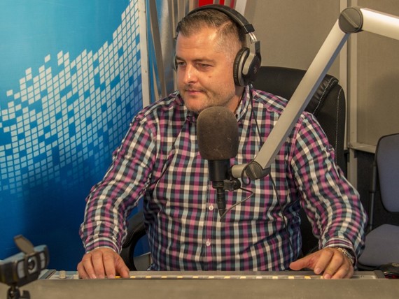 Alte schimbări la Naţional FM. Mihai Dacin revine pe post, după trei ani de pauză. Ce modificări se mai pregătesc în grila de programe?