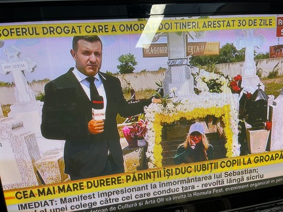 DERAPAJ. România TV, transmisiune în direct de la înmormântările tinerilor care au murit la 2 Mai. Şi cu sicriul în groapă. Prim-planuri cu familia îndurerată, deşi normele cer evitarea lor
