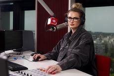 VIDEO. Corina Băcanu, de la matinalul Kiss FM, asaltată cu sute de injurii şi ameninţări după ce a felicitat Jandarmeria. Reacţia postului de radio