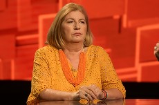 Actriţa Magda Catone, invitată la emisiunea 40 de întrebări, de la Kanal D. „Cât timp ati fost doar actriţa care ducea tava?”, „Vă mai strigă lumea pe stradă Doamna detergent?”