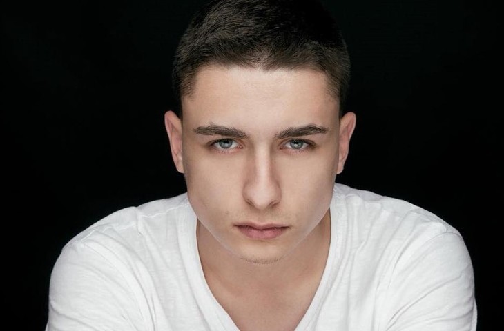 Radu Ţibulcă este actor, creator de conţinut şi prezentatorul podcast-ului „Vin de-o poveste” / foto: arhiva personală
