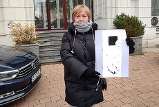 Emilia Şercan, protest în faţa Parchetului General, în legătură cu închiderea dosarului de kompromat: „Parchetul mi-a călcat în picioare demnitatea de om şi de femeie”