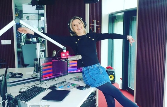 INTERVIU. Luiza Cergan, Kiss FM: „E amuzant că mă mai opresc oameni pe stradă şi mă întreabă când mi se termina concediul, când revin la pupitrul ştirilor”