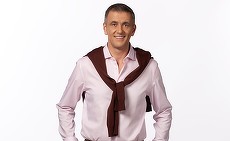 Cosmin Cernat este prezentatorul formatului Insula de 1 milion de la Kanal D