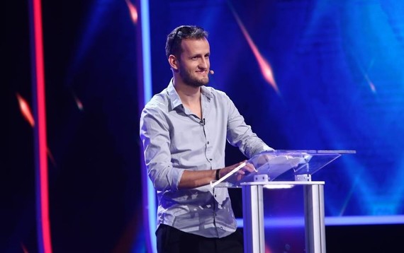 Andrei Ungureanu - omul cu Tourette, câştigătorul sezonului 9 iUmor, va prezenta iMai Mult Umor, pe AntenaPlay