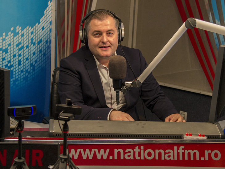 Mihai Dacin va face emisiunea de la Naţional FM dintr-o autorulotă. Timp de patru săptmâni va merge în 20 de oraşe