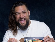 VIDEO. Actorul Jason Momoa, cunoscut pentru rolurile din Aquaman şi Game of Thrones, este noua imagine a mărcii de îngheţată NUII