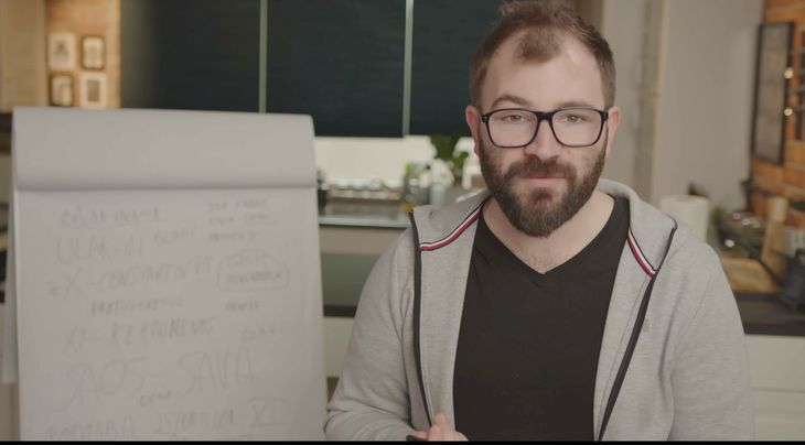 VIDEO. Vloggerul Alex Cozma, de la „Atenţie, cad mere”, serie de episoade pentru pregătirea Bac-ului la Istorie