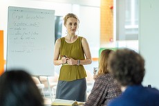 Alina Mărculescu Matiş, redactor-şef Panorama: „Am avut materiale pentru care am stat de vorbă cu orele cu profesori şi le-am cerut cărţi, pentru că nu înţelegeam” - INTERVIU