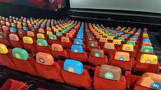 FOTO. Proiect inedit de comunicare cu brandul M&M’s într-un cinematograf Cinema City