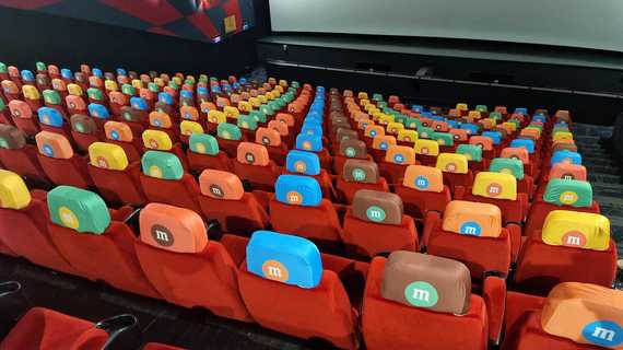 FOTO. Proiect inedit de comunicare cu brandul M&M’s într-un cinematograf Cinema City