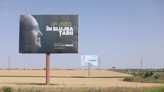 Cât (ne) costă panourile publicitare cu ostaşul Ciucă. Milioane de euro din bani publici pentru promovarea cărţii lui Nicolae Ciucă