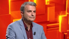 Lucian Mîndruţă, la emisiunea lui Denise Rifai de la Kanal D. „Cât timp aţi trăit din fotografiile făcute la înmormântări?”, „Cum v-ati convins soţia să ierte o «infidelitate publică»?”