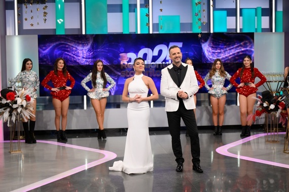 Mădălin Ionescu şi Karmen Minune vor prezenta Revelionul la Antena Stars. Invitaţi vor fi Constantin Enceanu, Irina Loghin şi Maria Cȋrneci, printre artişti