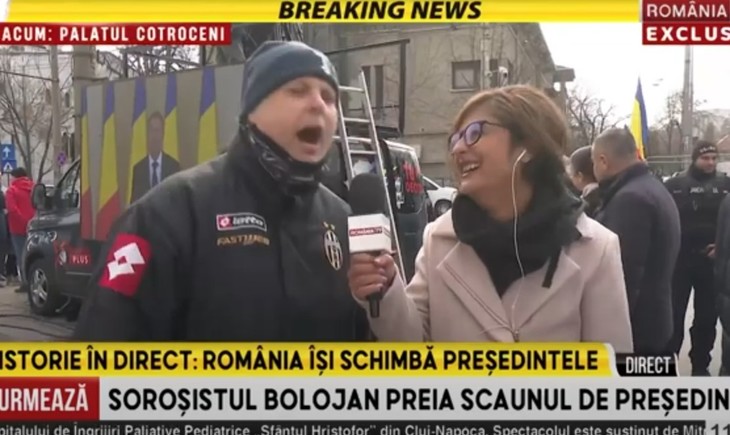 VIDEO. În direct la România TV. Reporterii România TV, luaţi peste picior de către protestatarul Marian Ceauşescu: „Sunteţi de rahat, aţi mâncat numai rahat?”