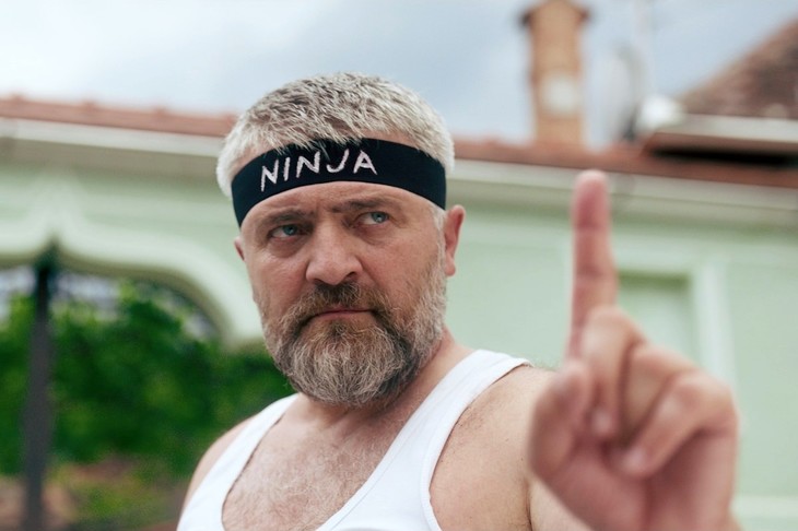 Paginadeseriale: Filmul regizat de Alin Panc poate fi văzut online. Transilvanian Ninja a intrat pe Voyo