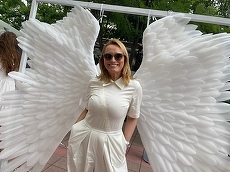 Andreea Esca şi echipa A-List împart reviste femeilor de 8 Martie. Fiul ei face ...cafelele. Unde va fi amplasat chioşcul publicaţiei? Ce altceva se va întâmpla acolo?