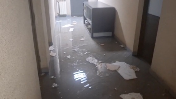 VIDEO Exclusiv. În redacţia TVR a plouat ca afară! Mobilizare cu găleţi. Cum arată zona de ştiri din Televiziunea Publică în ultimele două zile