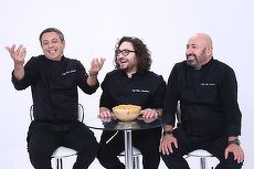 EXCLUSIV Paginademedia. Procesul Chefi vs Antena 1. Câţi bani au primit cei trei chefi pentru ultimul sezon de Chefi la Cuţite. Sumele din contracte