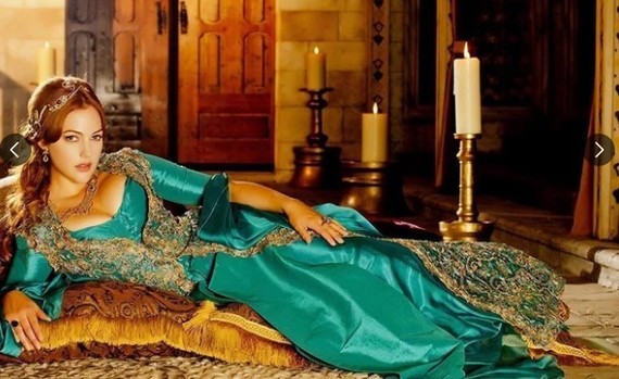 Paginadeseriale. Telespectatorii DIZI şi-au votat favoriţii: Meryem Uzerli – cea mai bună actriţă într-un serial turcesc. A fost protagonista serialului Suleyman Magnificul
