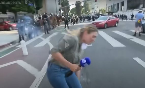 GEST ŞOCANT. O jurnalistă care transmitea din mijlocul protestelor din SUA, împuşcată cu un glonţ de cauciuc - VIDEO
